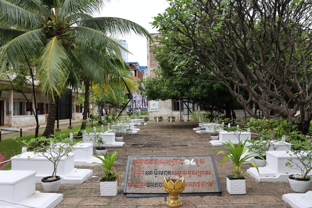 S21 Phom Penh, cimetière