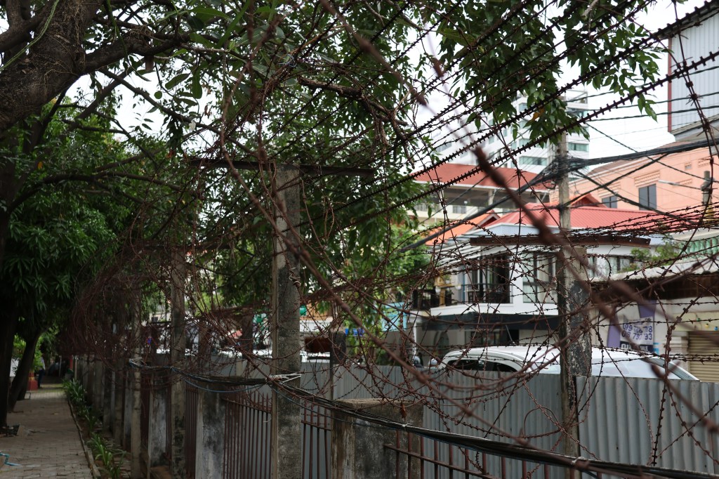 S21 Phom Penh, extérieur